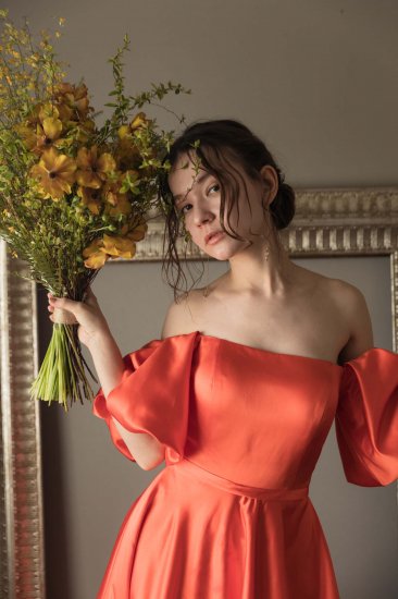 オフショルダー ボリューム袖 オレンジ サテンドレス（W220） - DRESSPRODUCTION