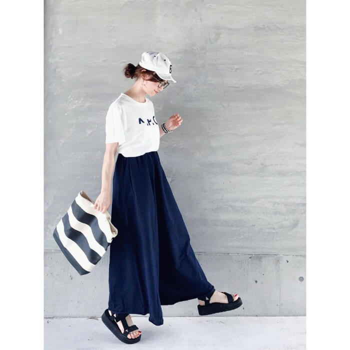ネイビーのロングスカートならコーデに迷わない？着回し抜群23選｜MINE 