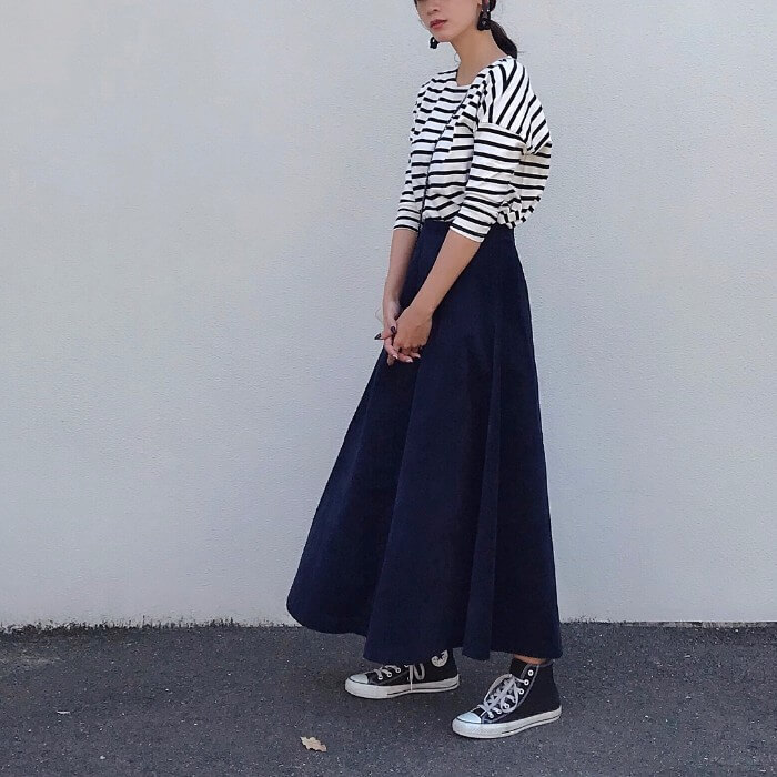 ネイビーのロングスカートならコーデに迷わない？着回し抜群23選｜MINE 