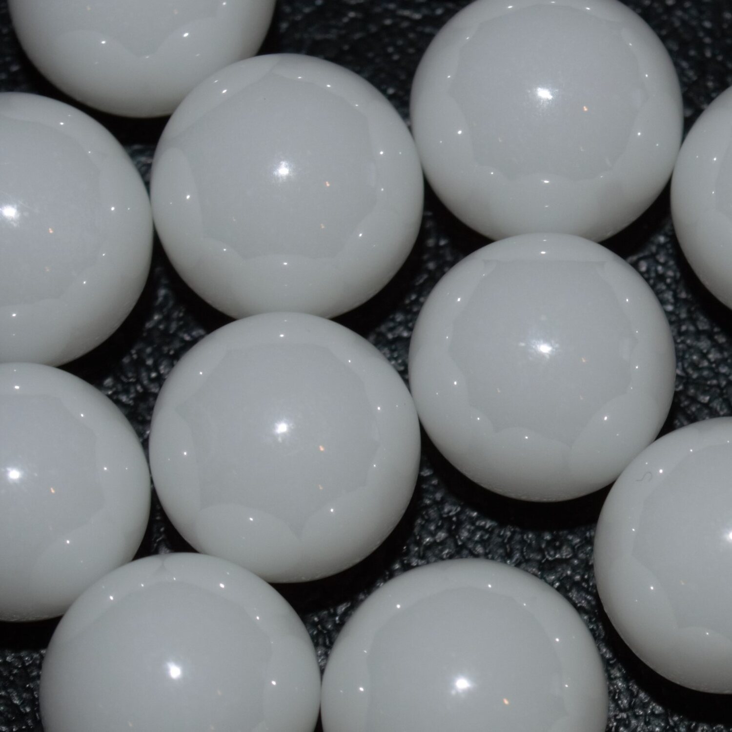Ceramic grinding media balls