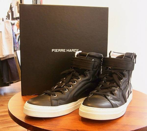 シンプル且つ飽きの来ないデザイン…定番のPIERRE HARDY(ピエール 