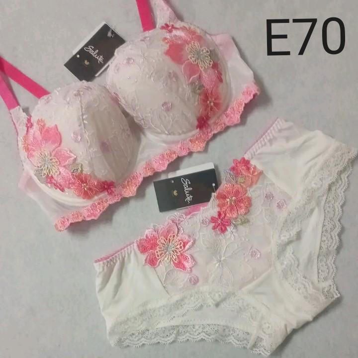 くらしを楽しむアイテム
 サルート　ワコール　新品　ブラE70/ショーツM 下着
