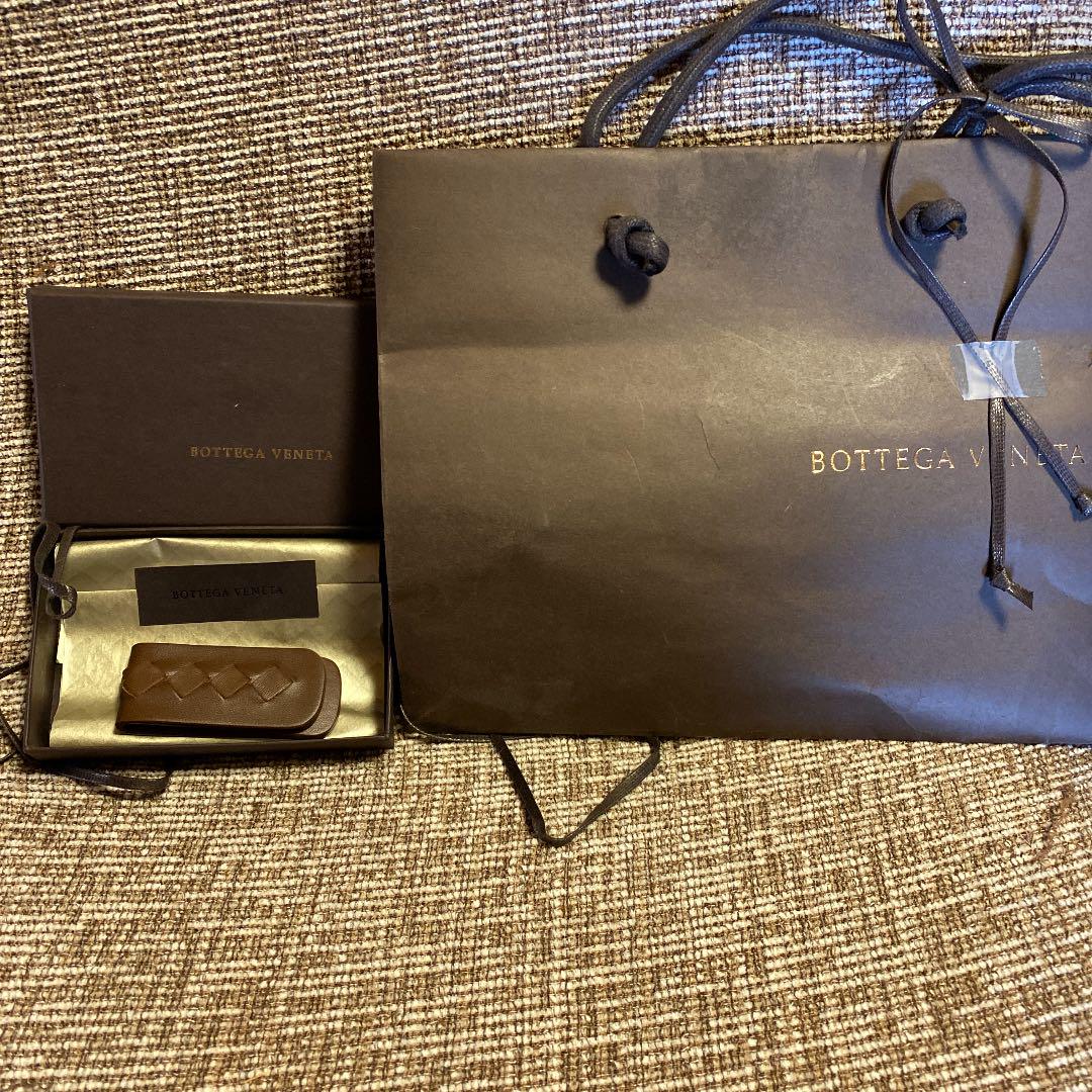 少し豊富な贈り物
 ボッテガヴェネタ ブラウン マネークリップ マネークリップ