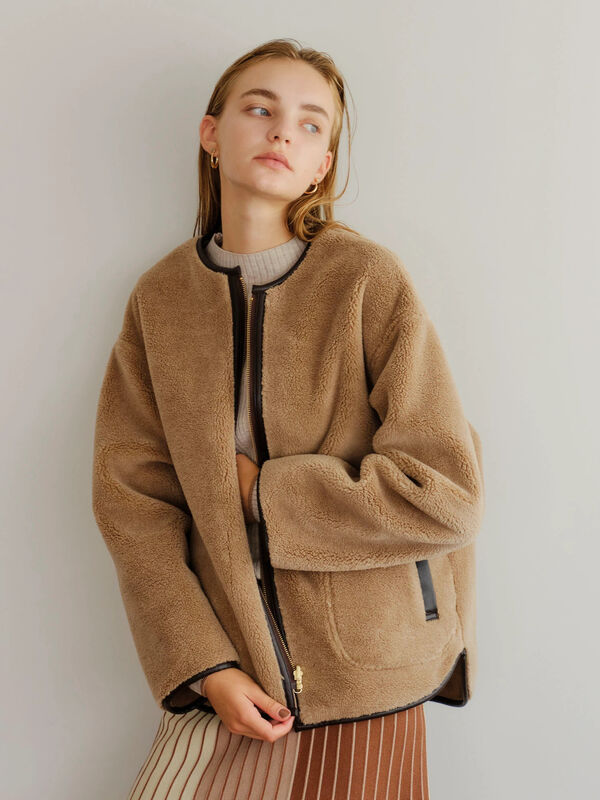 リバーシブルフェイクムートンコート（チャコールグレー/ベージュ 