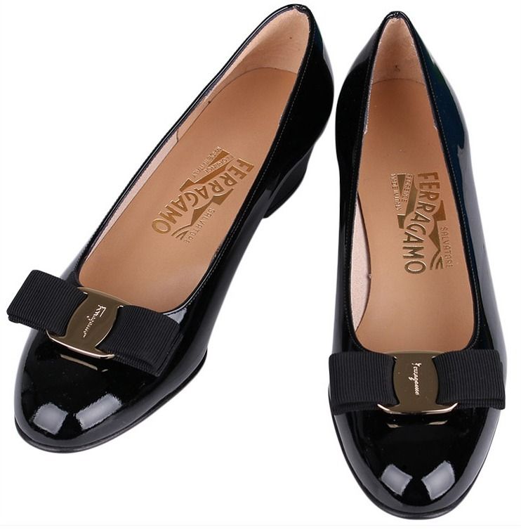 人気【フェラガモ】Salvatore Ferragamo VARAリボン パンプス★