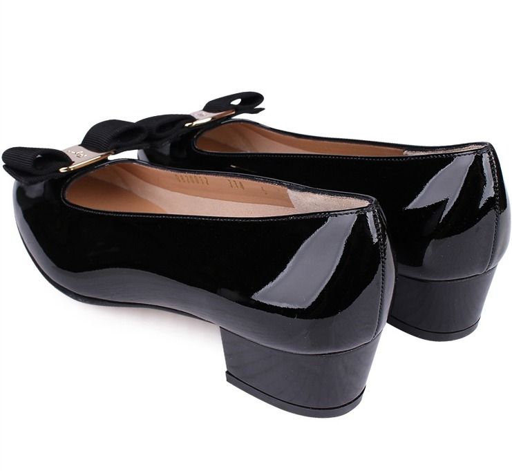 人気【フェラガモ】Salvatore Ferragamo VARAリボン パンプス★