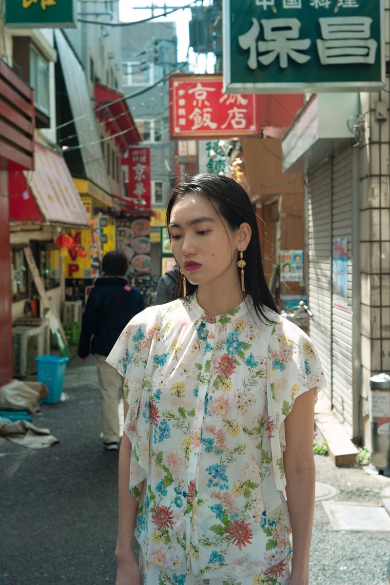 ヴィヴィアン タム〉春風と遊ぶノスタルジックスタイル | 【GINZA 