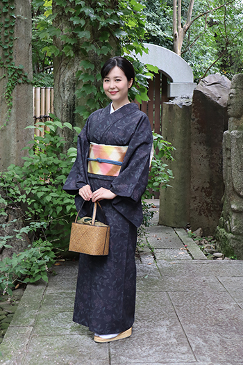 銀座【着物2284】本場結城紬 藍墨茶色 花唐草文 (証紙付・三越扱い 